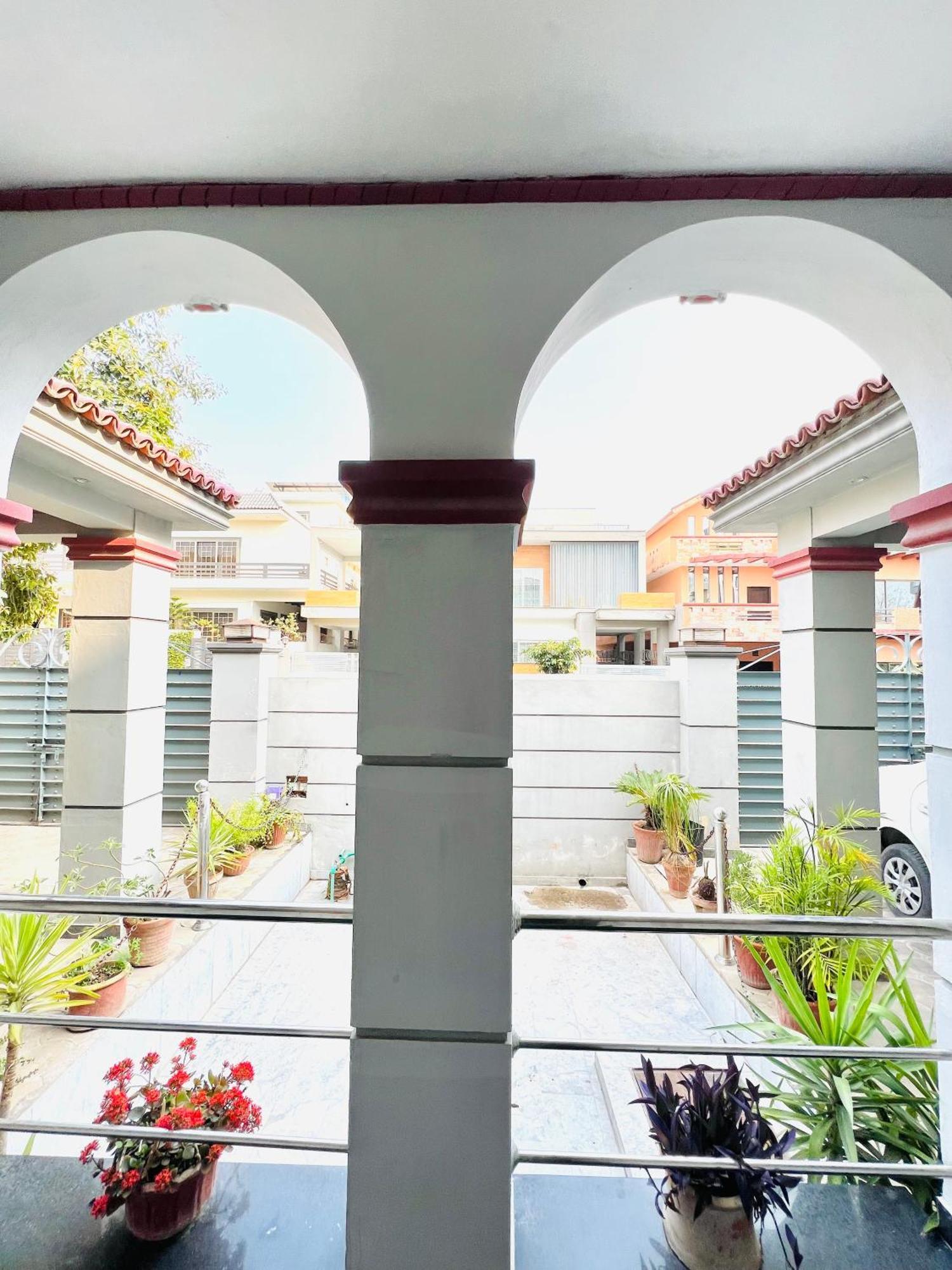 Imperial Lodges Family Guest House 伊斯兰堡 外观 照片